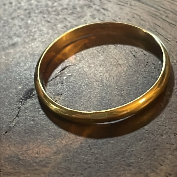 Elegant Gold Band Ring - Picture 2 of 4
